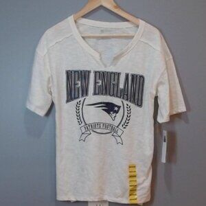 NFL New England Patriots Graphic V-Neck‎ T-Shirt Size Medium NEW